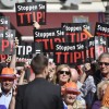 Vācijā tūkstošiem cilvēku protestē pret ASV un ES plānoto brīvās tirdzniecības līgumu